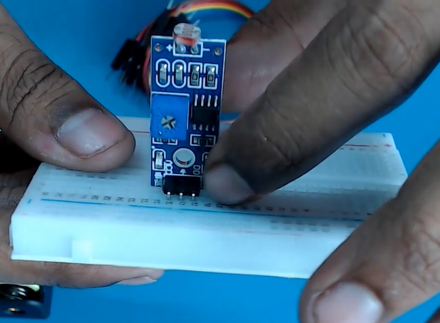 connect-ldr-with-the-breadboard